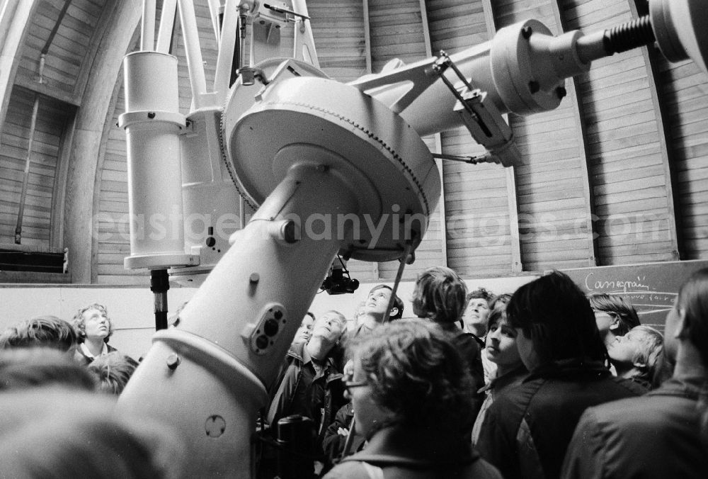 GDR photo archive: Berlin - Travelling day of a school class in the Ark-sweetly observatory in Berlin, the former capital of the GDR, German democratic republic