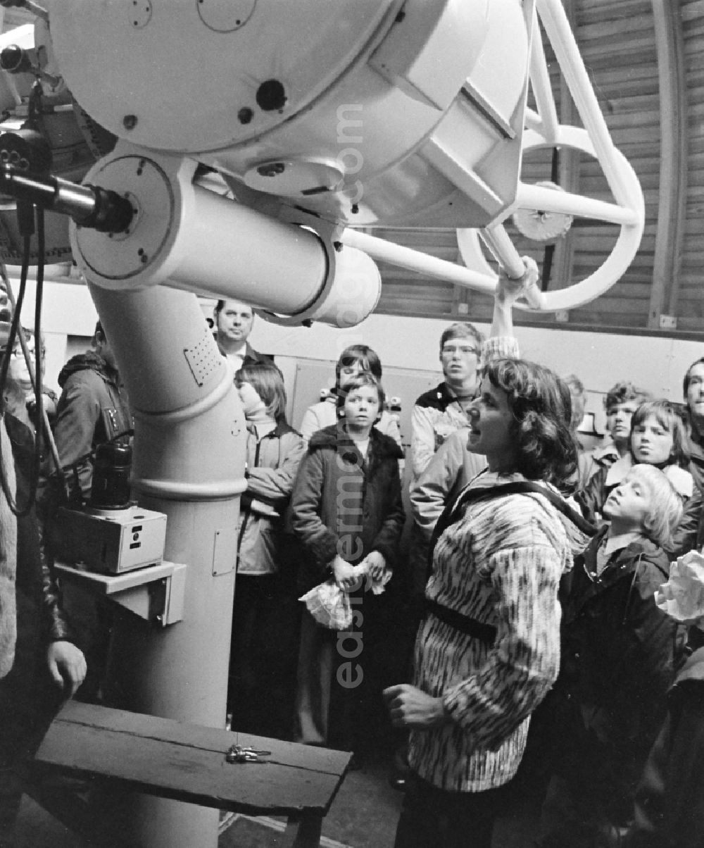 GDR picture archive: Berlin - Travelling day of a school class in the Ark-sweetly observatory in the district Treptow in Berlin, the former capital of the GDR, German democratic republic