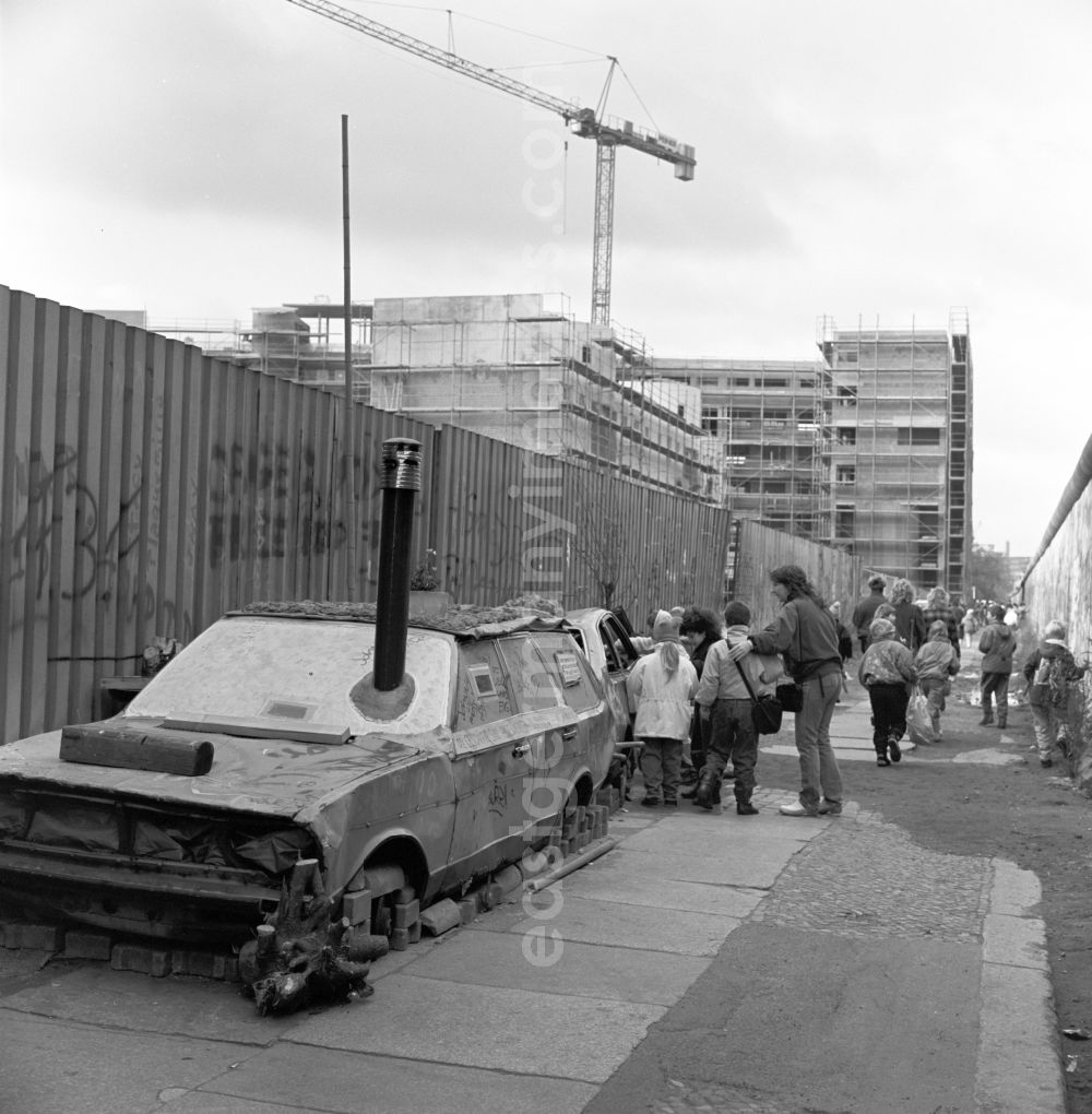 GDR picture archive: Berlin - Mitte - Hiking day from a school class of waggons at the Berlin Wall