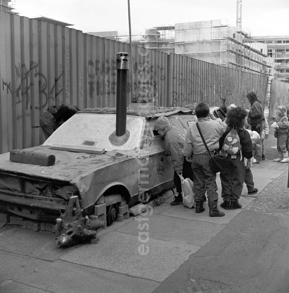 Berlin - Mitte: Hiking day from a school class of waggons at the Berlin Wall