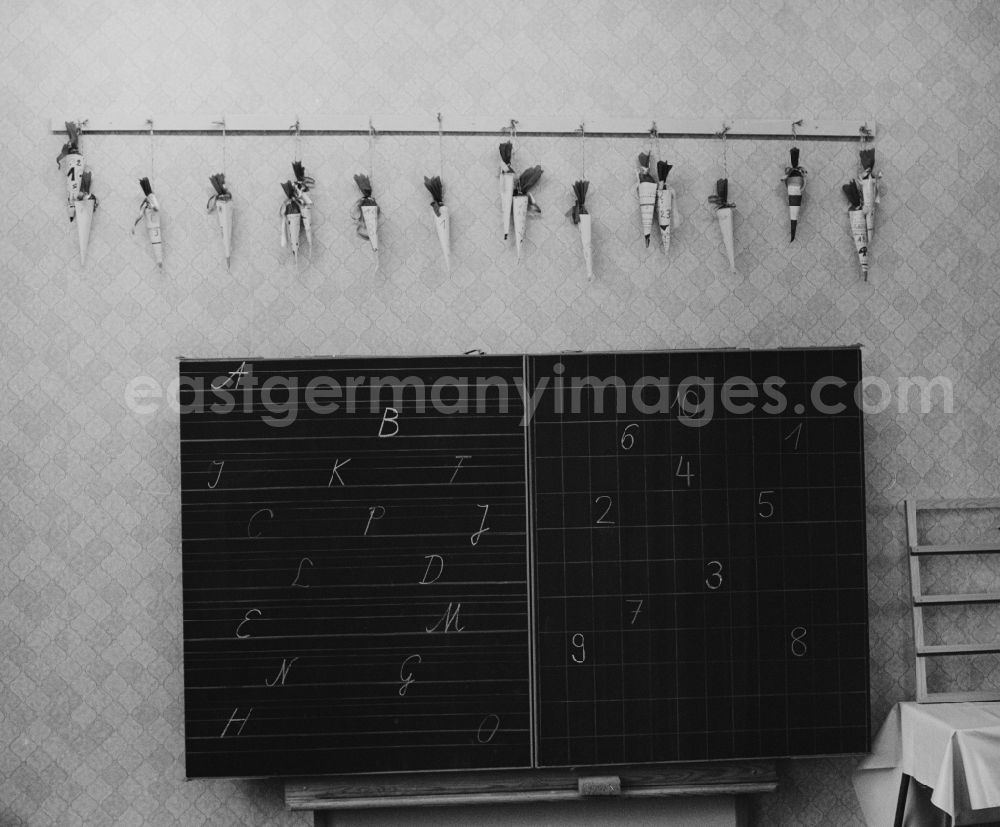 GDR picture archive: Berlin - Friedrichshain - Blackboard with letters and numbers inscribed in a classroom in Berlin - Friedrichshain.Über the chalkboard hanging strung sugar bags made of paper