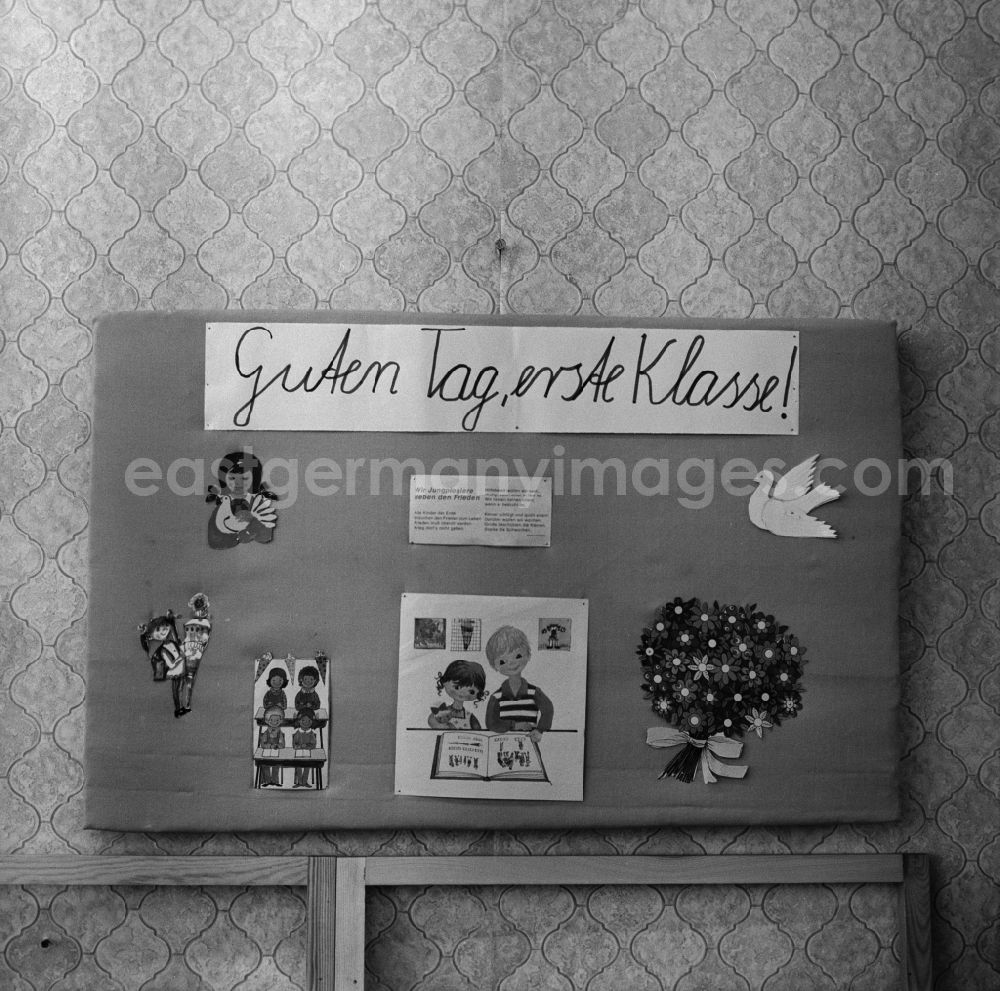 GDR picture archive: Berlin - Friedrichshain - Wall newspaper to welcome the first class in Berlin - Friedrichshain for the first day of school