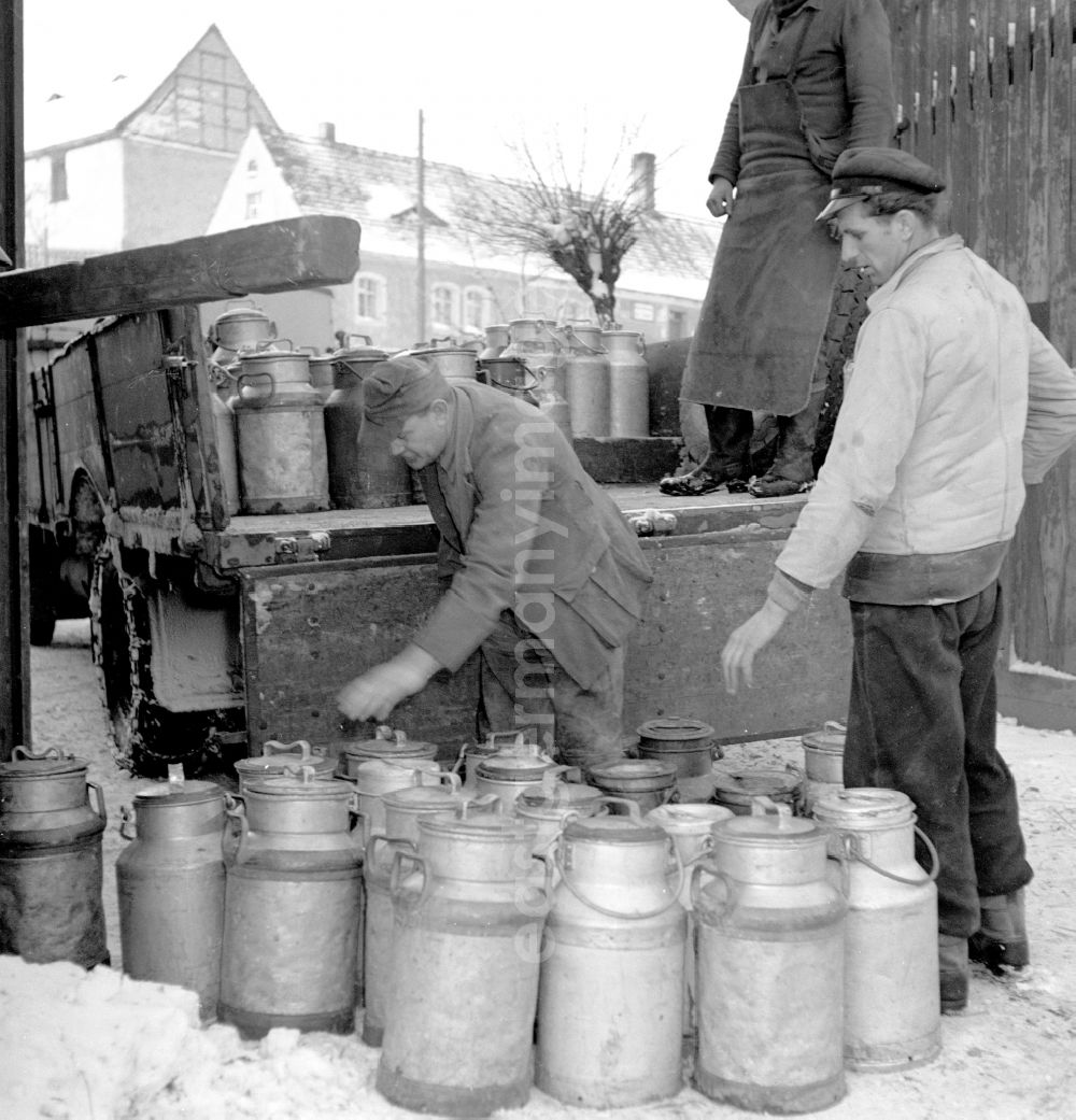 Fienstedt: Delivery of everyday goods from drinking milk in milk cans made of aluminum from a truck Lorry on Dorfstrasse in Fienstedt in the state of Saxony-Anhalt in the area of ??the former GDR, German Democratic Republic