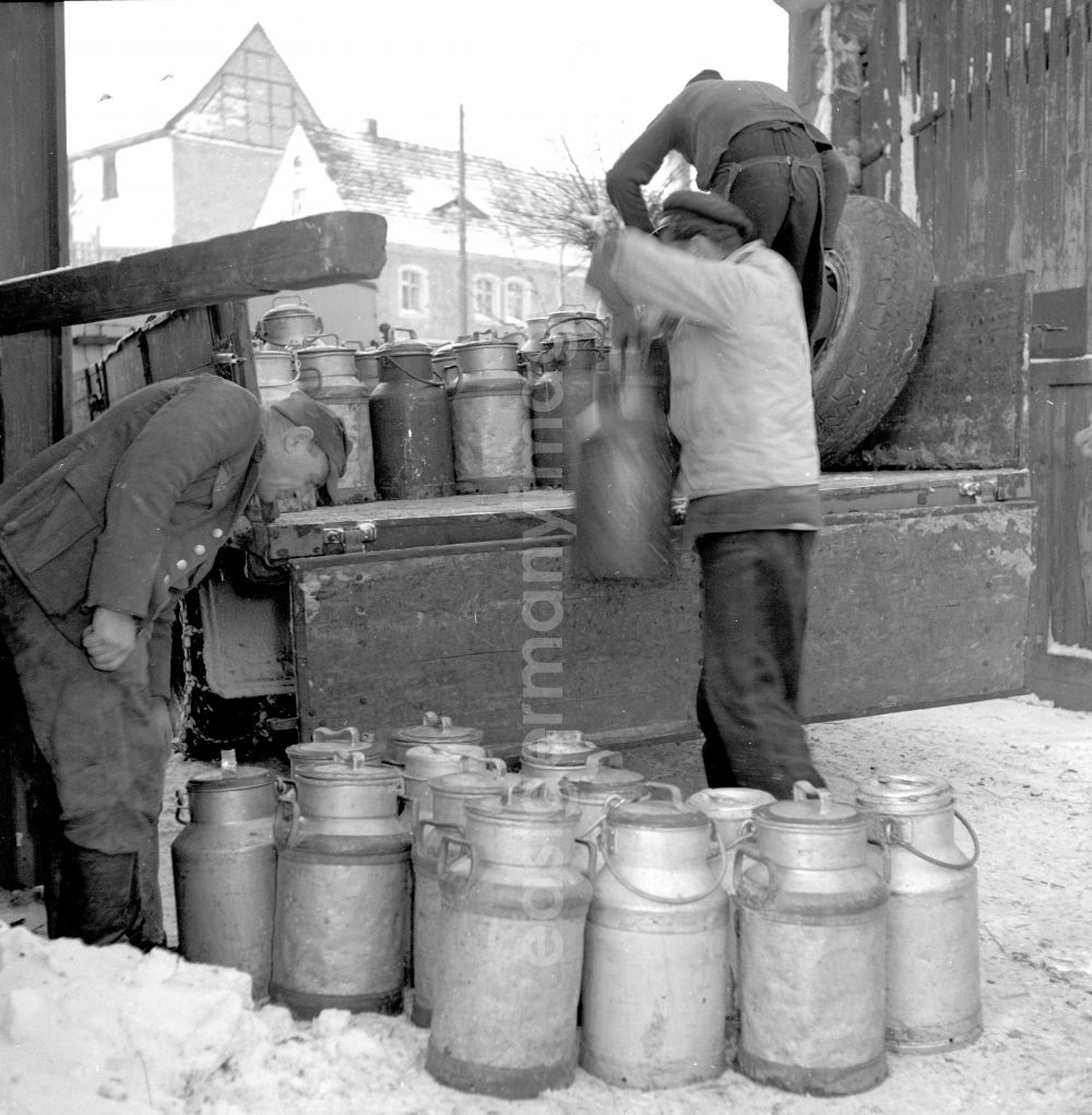 GDR image archive: Fienstedt - Delivery of everyday goods from drinking milk in milk cans made of aluminum from a truck Lorry on Dorfstrasse in Fienstedt in the state of Saxony-Anhalt in the area of ??the former GDR, German Democratic Republic