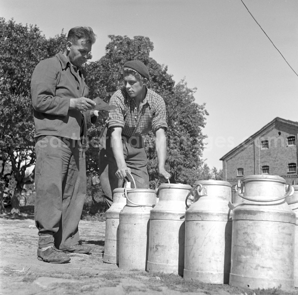 GDR image archive: Fienstedt - Delivery of everyday goods from drinking milk in milk cans made of aluminum from a truck Lorry on Dorfstrasse in Fienstedt, of Saxony-Anhalt in the area of ??the former GDR, German Democratic Republic