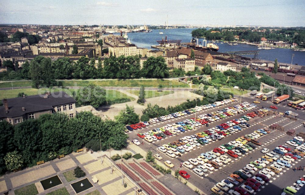 GDR image archive: Rostock - View from the Haus der Schiffahrt over a parking lot with many cars to the riverside Warnowufer at the estuary Unterwarnow in the federal state of Mecklenburg-Western Pomerania in the territory of the former GDR, German Democratic Republic
