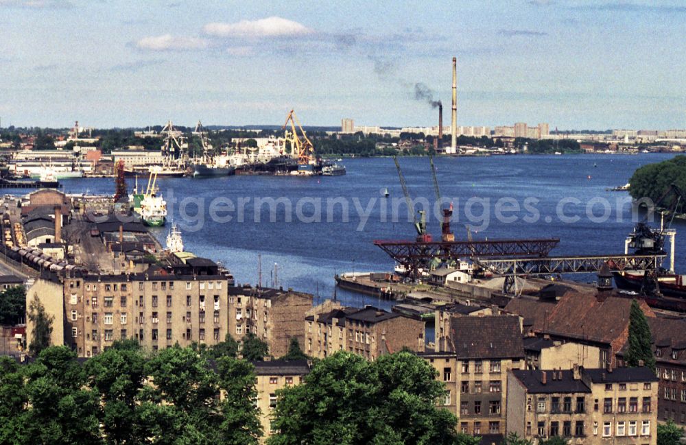 Rostock: View from the Haus der Schiffahrt over the riverside Warnowufer at the estuary Unterwarnow in the federal state of Mecklenburg-Western Pomerania in the territory of the former GDR, German Democratic Republic
