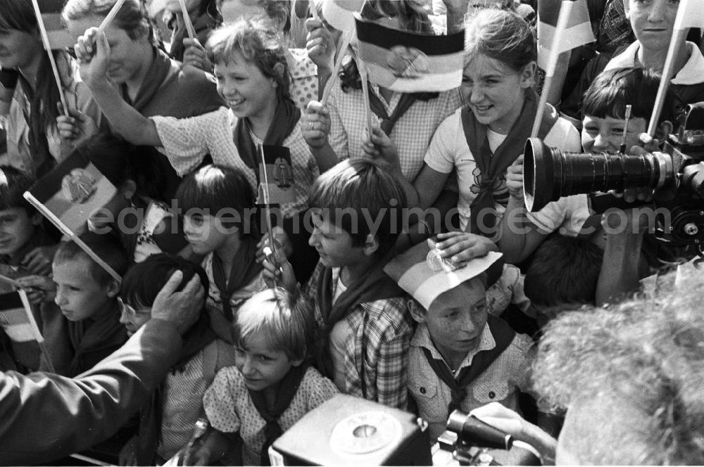 GDR photo archive: Warschau - Staatsbesuch Erich Honeckers in der Volksrepublik Polen. Kinder mit Fähnchen begrüßen die Staatsratsvorsitzenden der DDR und Polens. Der Staatsbesuch Honeckers in Polen war der erste Besuch eines verbündeten Staats- und Parteichefs in Polen nach der Verhängung des Kriegsrechts am 13.12.1981. Er bedeutete für Polen eine gewisse politische Rehabilitation.