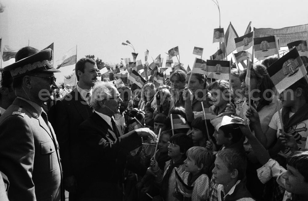 GDR picture archive: Warschau - Staatsbesuch Erich Honeckers in der Volksrepublik Polen. Kinder mit Fähnchen begrüßen die Staatsratsvorsitzenden der DDR und Polens. Der Staatsbesuch Honeckers war der erste Besuch eines verbündeten Staats- und Parteichefs in Polen nach der Verhängung des Kriegsrechts am 13.12.1981. Er bedeutete für Polen eine gewisse politische Rehabilitation.