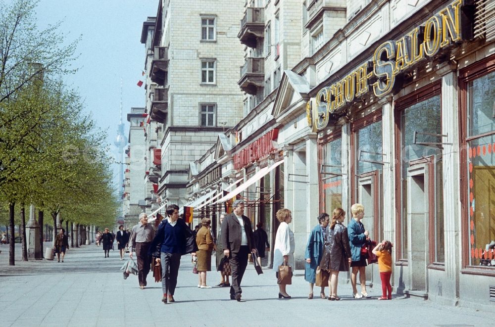 GDR picture archive: Berlin - Waiting customers in front of the shoe salon on Karl-Marx-Allee in Berlin, the former capital of the GDR, German Democratic Republic