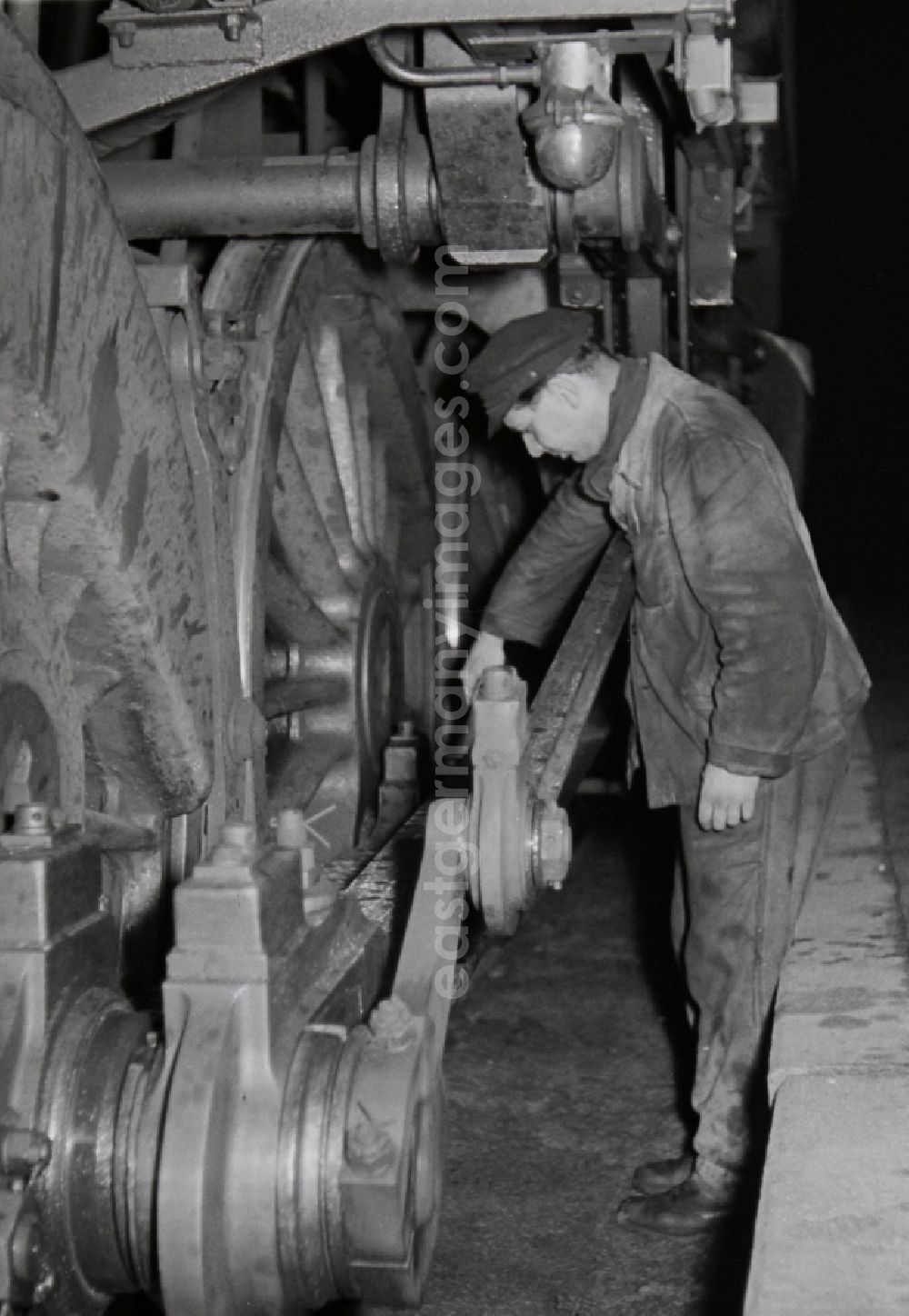 GDR picture archive: Halberstadt - Maintenance and repair work in the Bw railway depot of the Deutsche Reichsbahn for the series 65 steam locomotives in Halberstadt in the state Saxony-Anhalt on the territory of the former GDR, German Democratic Republic