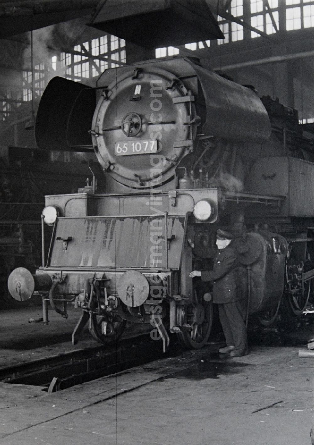 Halberstadt: Maintenance and repair work in the Bw railway depot of the Deutsche Reichsbahn for the series 5