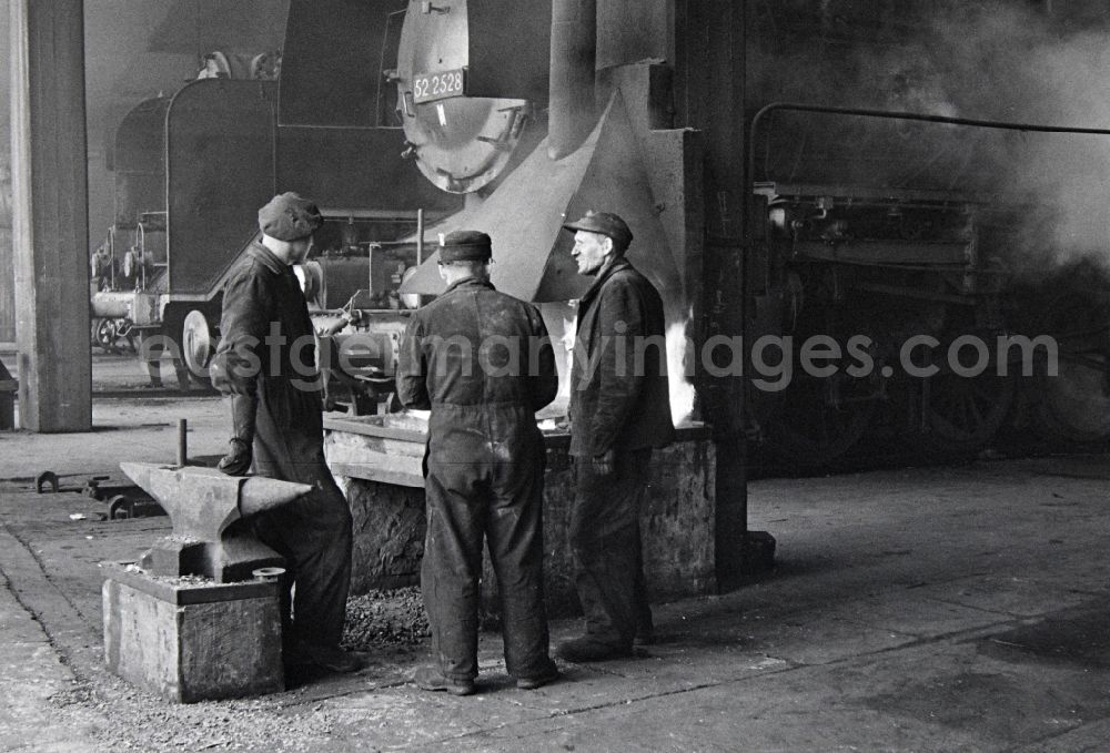 GDR image archive: Halberstadt - Maintenance and repair work in the Bw railway depot of the Deutsche Reichsbahn for the series 5