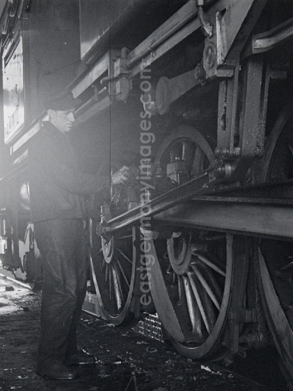 GDR photo archive: Halberstadt - Maintenance and repair work in the Bw railway depot of the Deutsche Reichsbahn for the series 5