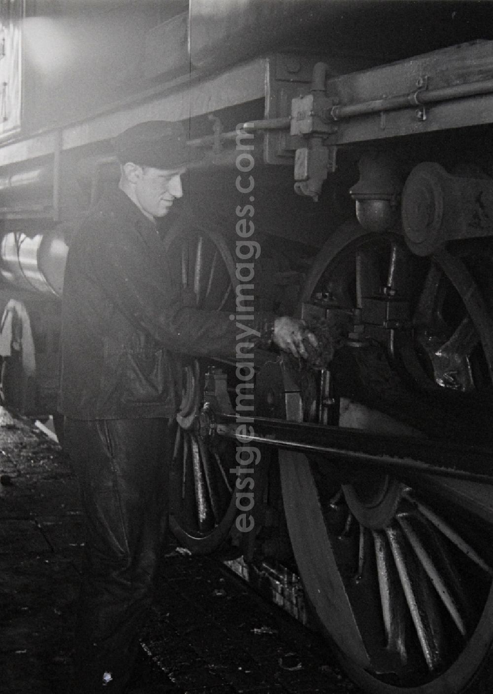 GDR picture archive: Halberstadt - Maintenance and repair work in the Bw railway depot of the Deutsche Reichsbahn for the series 5