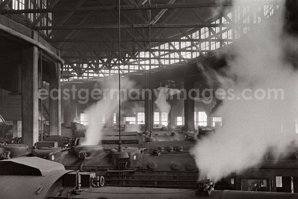 GDR picture archive: Halberstadt - Maintenance and repair work in the Bw railway depot of the Deutsche Reichsbahn for the series 5