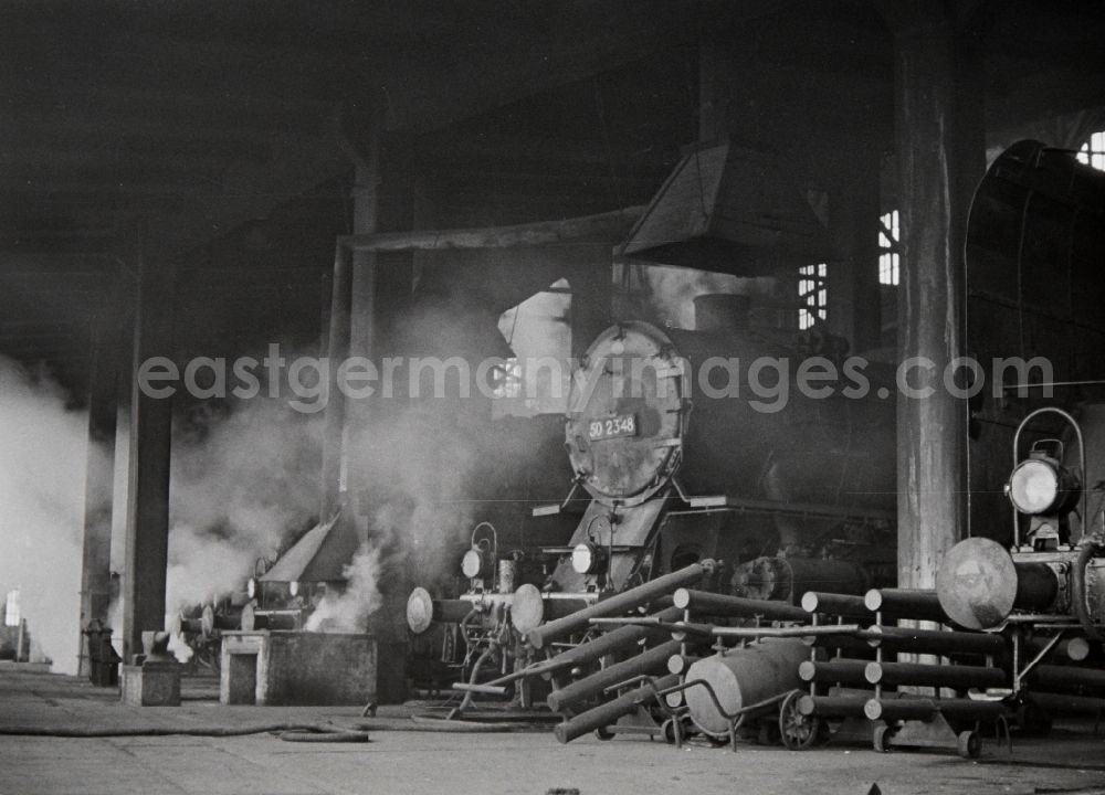 GDR image archive: Halberstadt - Maintenance and repair work in the Bw railway depot of the Deutsche Reichsbahn for the series 5