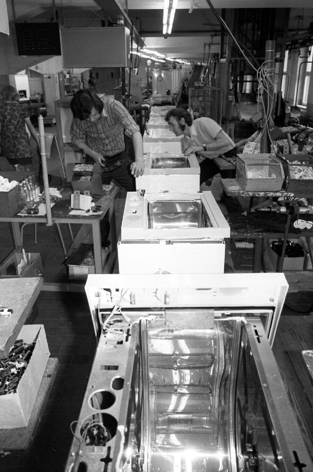 GDR image archive: Schwarzenberg - Arbeiter sind im VEB Waschgerätewerk Schwarzenberg mit der Montage von Waschmaschinen beschäftigt.