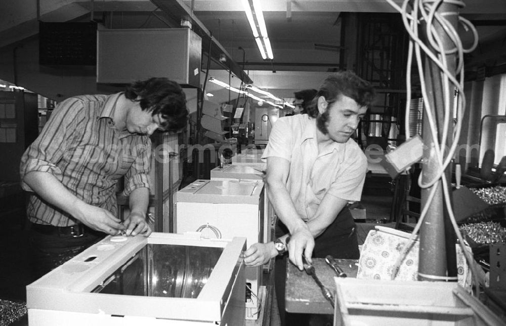 GDR photo archive: Schwarzenberg - Arbeiter sind im VEB Waschgerätewerk Schwarzenberg mit der Montage von Waschmaschinen beschäftigt.