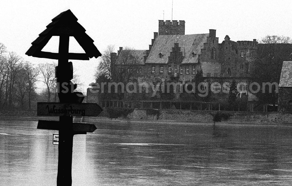 GDR photo archive: Flechtingen - Flechtingen moated castle is a castle complex in the center of the municipality of Flechtingen in the Boerde district in the state of Saxony-Anhalt