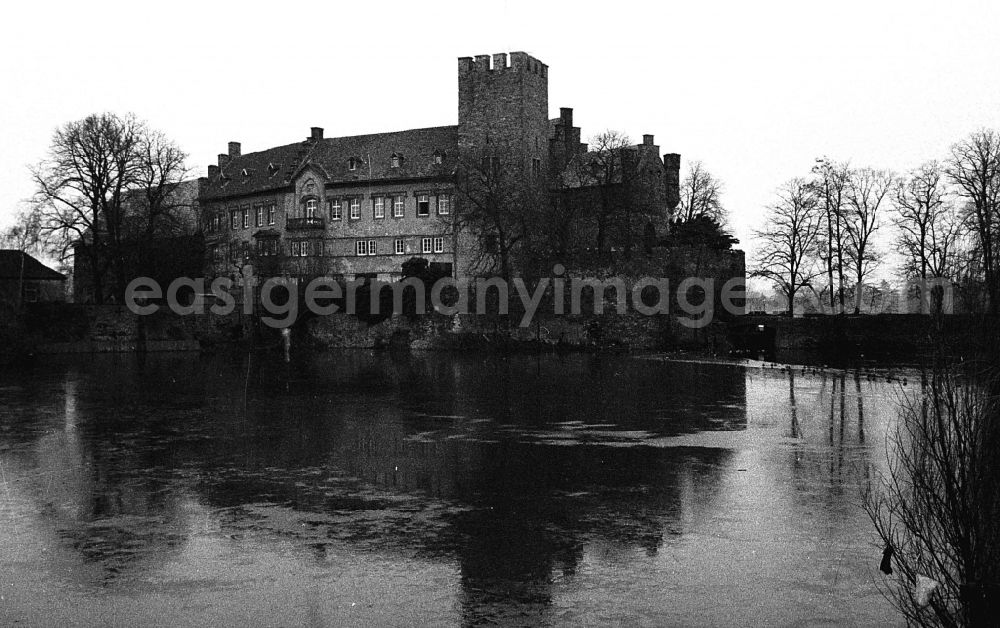 GDR picture archive: Flechtingen - Flechtingen moated castle is a castle complex in the center of the municipality of Flechtingen in the Boerde district in the state of Saxony-Anhalt
