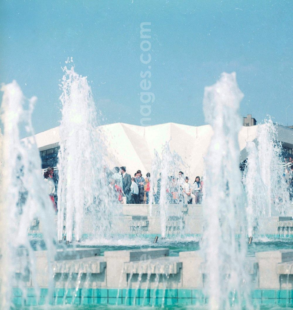 GDR image archive: Berlin - Water fountains / fountain before the television tower in Berlin, the former capital of the GDR, German democratic republic