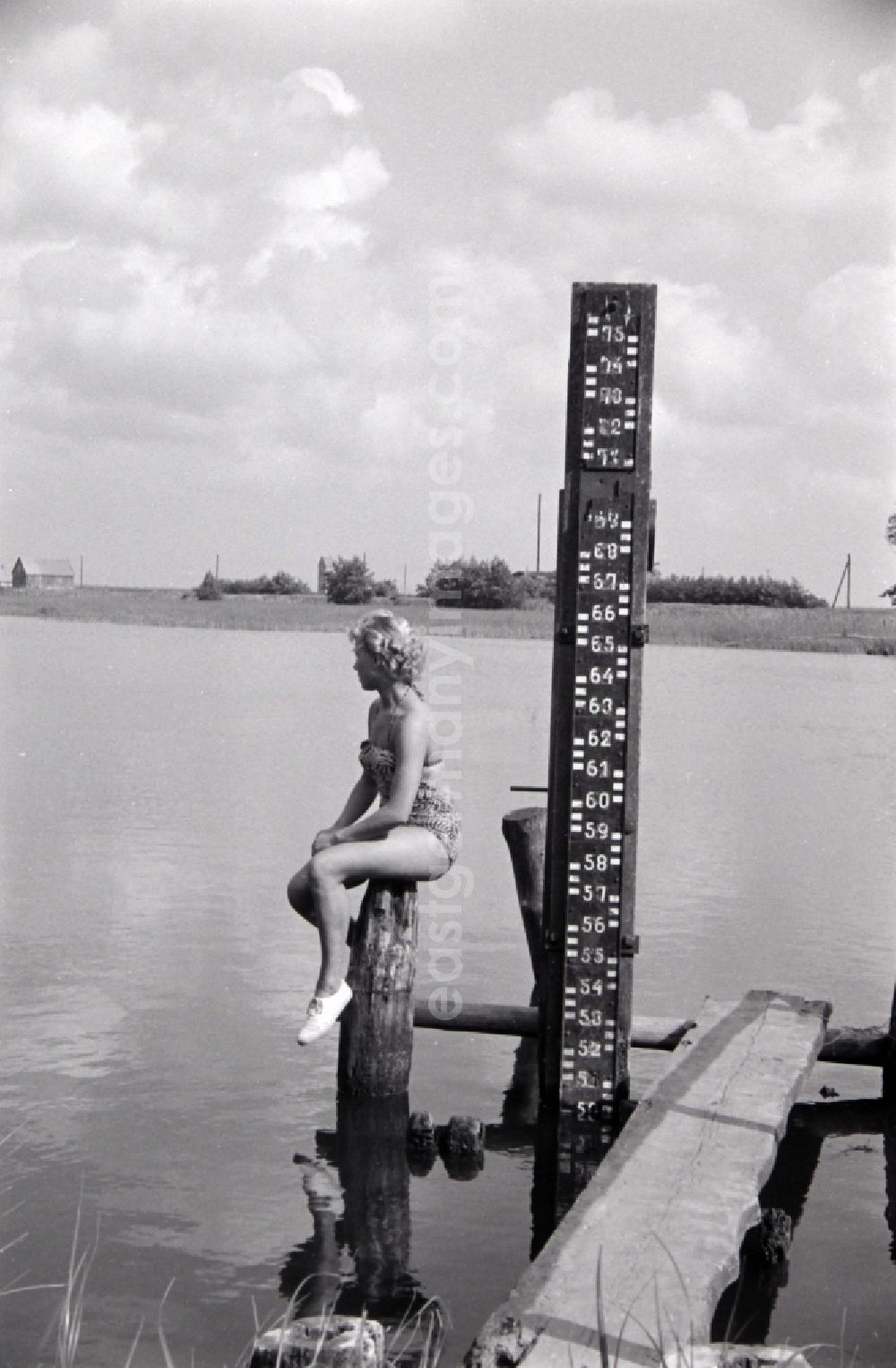 GDR photo archive: Prerow - Water level mark on the level indicator am Prerower Strom in Prerow in the state Mecklenburg-Western Pomerania on the territory of the former GDR, German Democratic Republic
