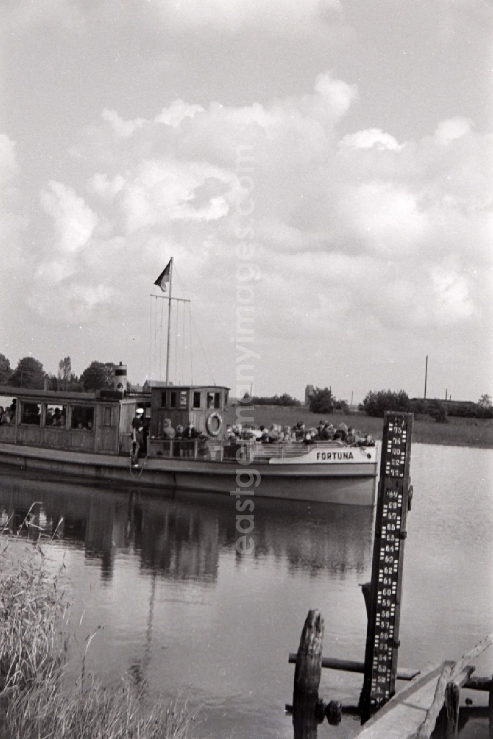 GDR picture archive: Prerow - Water level mark on the level indicator am Prerower Strom in Prerow in the state Mecklenburg-Western Pomerania on the territory of the former GDR, German Democratic Republic
