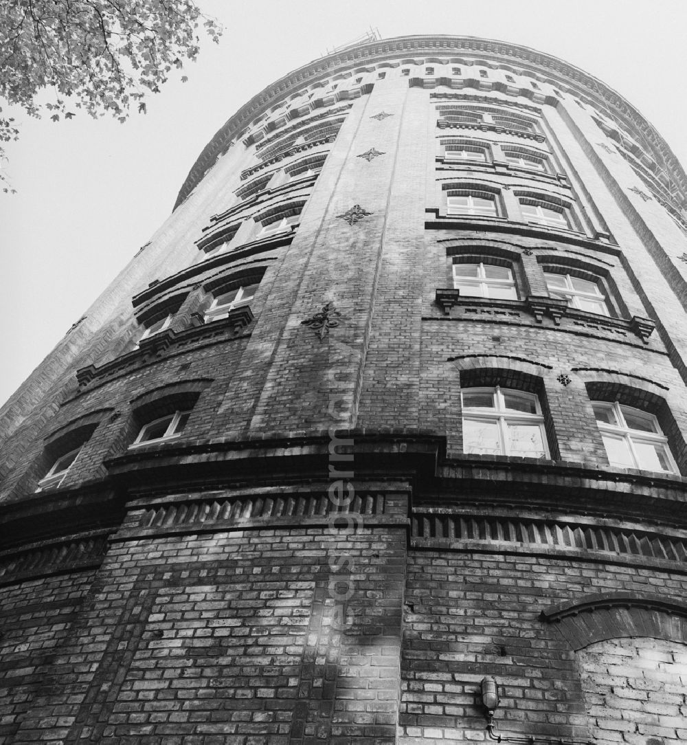 Berlin - Prenzlauer Berg: The water tower Prenzlauer Berg is Berlin's oldest water tower. He stands between Knaackstraße and Belfort Road in Kollwitz neighborhood