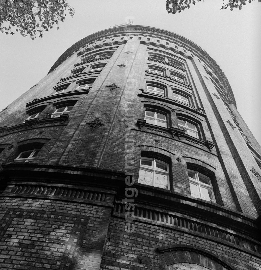 GDR photo archive: Berlin - Prenzlauer Berg - The water tower Prenzlauer Berg is Berlin's oldest water tower. He stands between Knaackstraße and Belfort Road in Kollwitz neighborhood