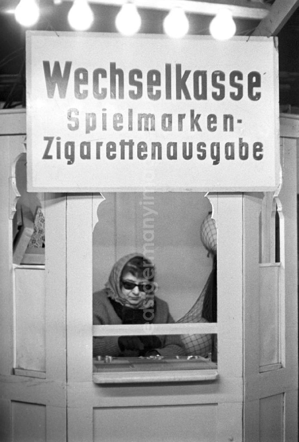 GDR picture archive: Berlin - An der Wechselkasse auf dem Berliner Weihnachtsmarkt kann man Zigaretten und Spielmarken für die Fahrgeschäfte und Wurfbuden erhalten.