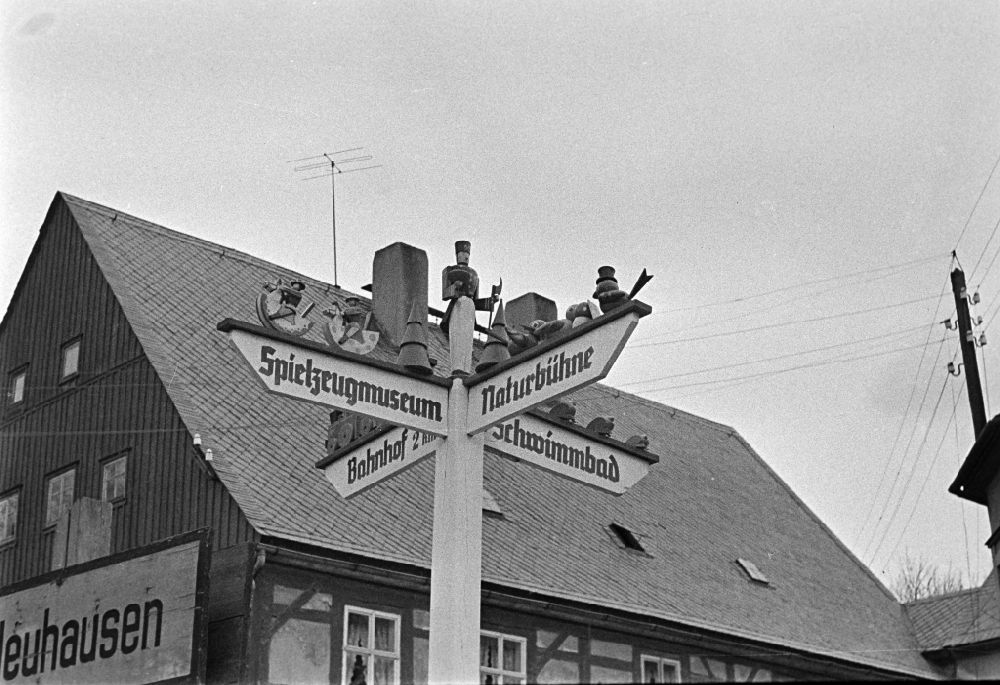 GDR image archive: Neuhausen/Erzgebirge - Street signs as signposts in Neuhausen/Erzgebirge in the Erzgebirge, Saxony in the area of ??the former GDR, German Democratic Republic