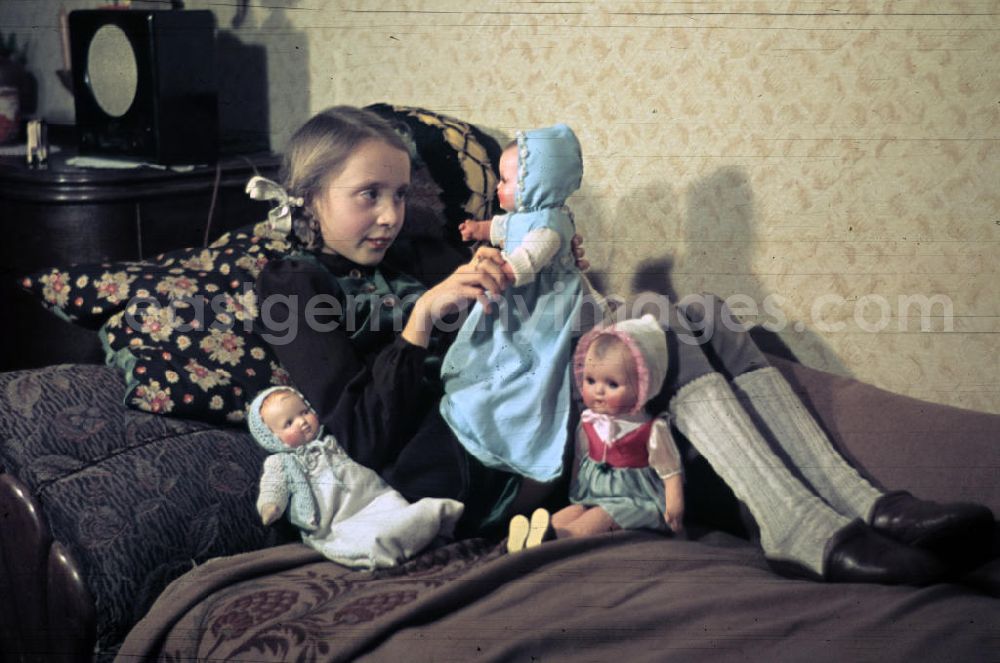 Merseburg: Weihnachten in der Nachkriegszeit. Ein Mädchen spielt mit Puppen an Heiligabend. Christmas in the postwar period. A girl plays with Dolls at the Christmas Eve.