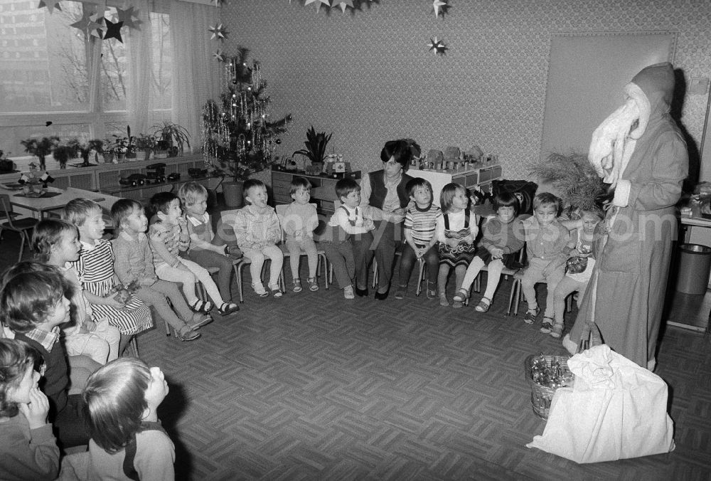 GDR picture archive: Berlin - The Santa Claus gives children with presents in a kindergarten in Berlin, the former capital of the GDR, German democratic republic