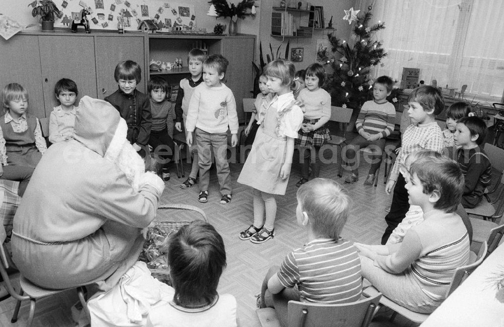 GDR image archive: Berlin - The Santa Claus gives children with presents in a kindergarten in Berlin, the former capital of the GDR, German democratic republic