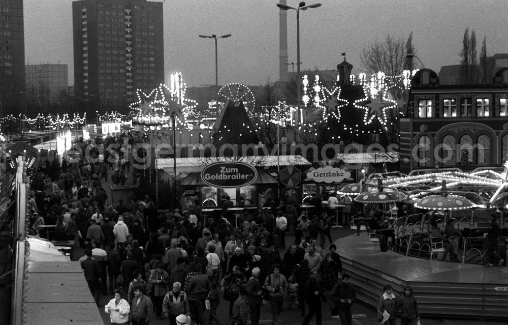 GDR picture archive: Berlin - Blick von oben auf den Weihnachtsmarkt in Berlin-Mitte. An zahlreichen Ständen wird Speis und Trank angeboten und auch Fahrgeschäfte sind aufgebaut worden.