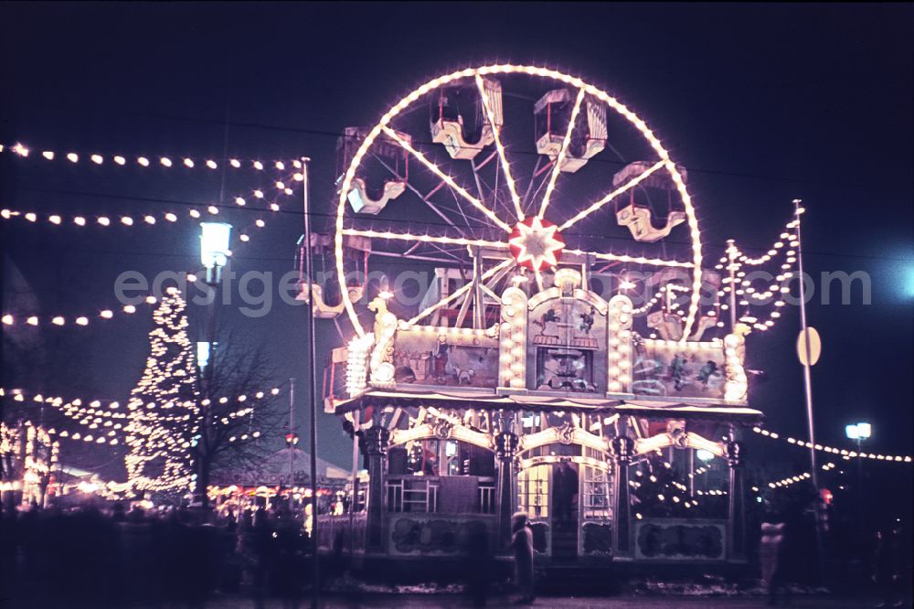 GDR photo archive: Berlin - Traditional Christmas market as a special experience area for children and young people at the end of the year on street Koppenstrasse - Lebuser Strasse in the district Friedrichshain in Berlin Eastberlin on the territory of the former GDR, German Democratic Republic