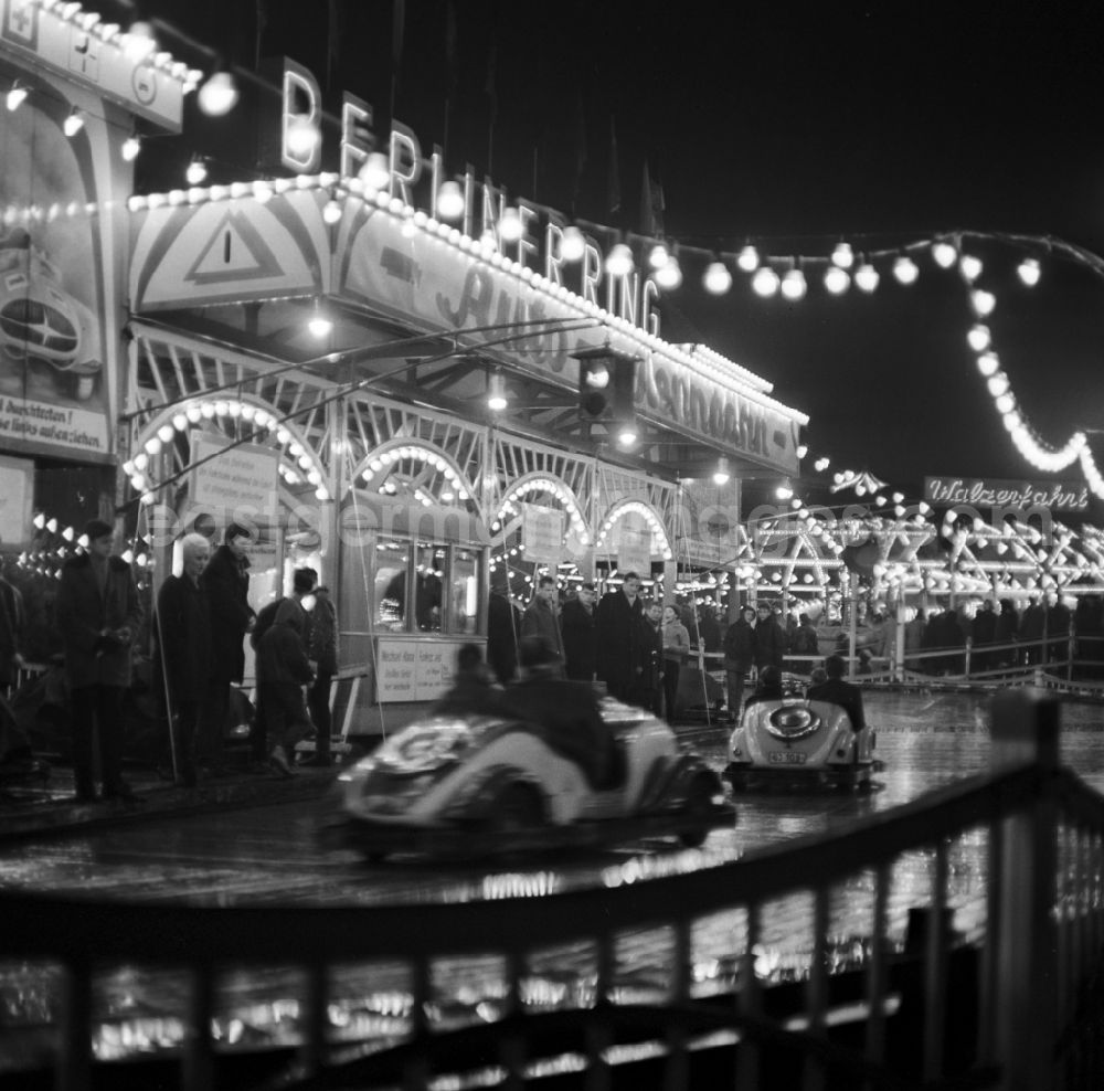 GDR picture archive: Berlin - Friedrichshain - View of the Christmas Market on Strausbergerplatz in Berlin-Friedrichshain. Here the ride Berliner Ring with cars