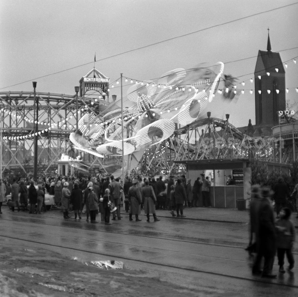 GDR picture archive: Berlin - Friedrichshain - View of the Christmas Market on Strausbergerplatz in Berlin-Friedrichshain