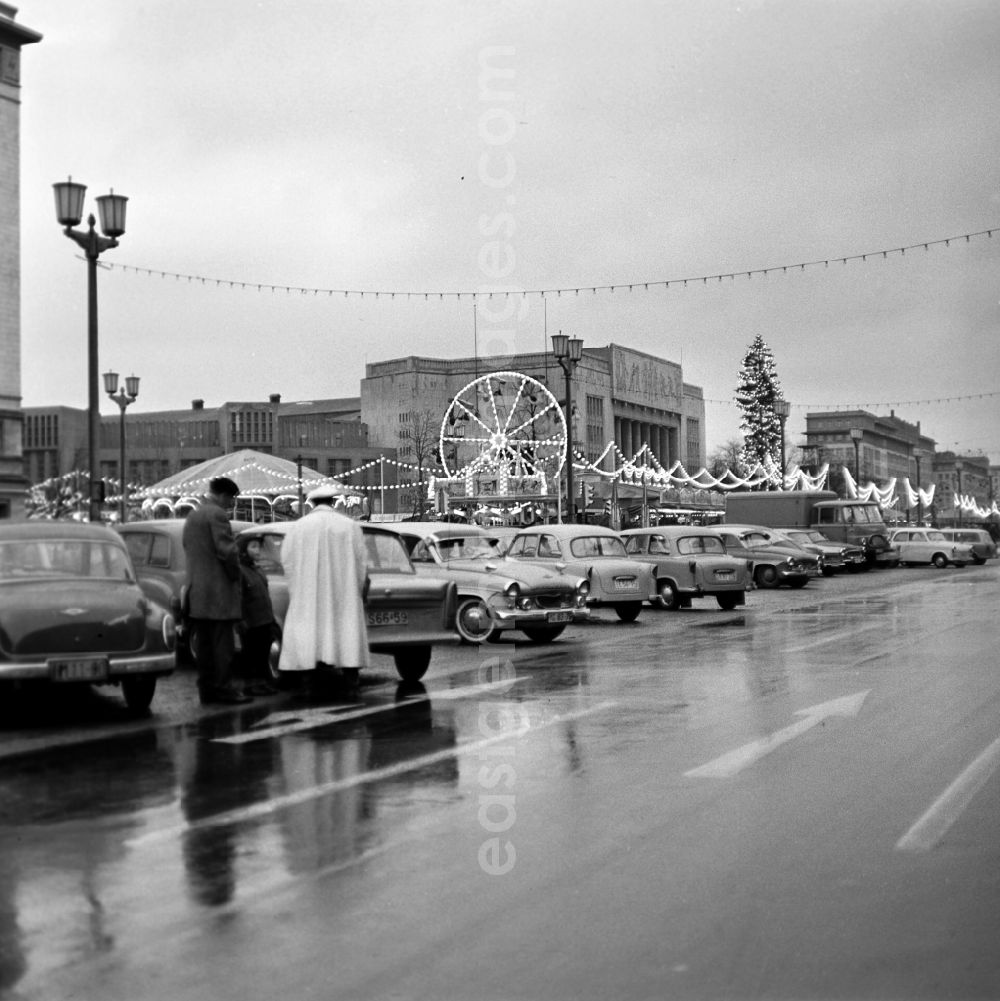 GDR image archive: Berlin - Friedrichshain - View of the Christmas Market on Strausbergerplatz in Berlin-Friedrichshain