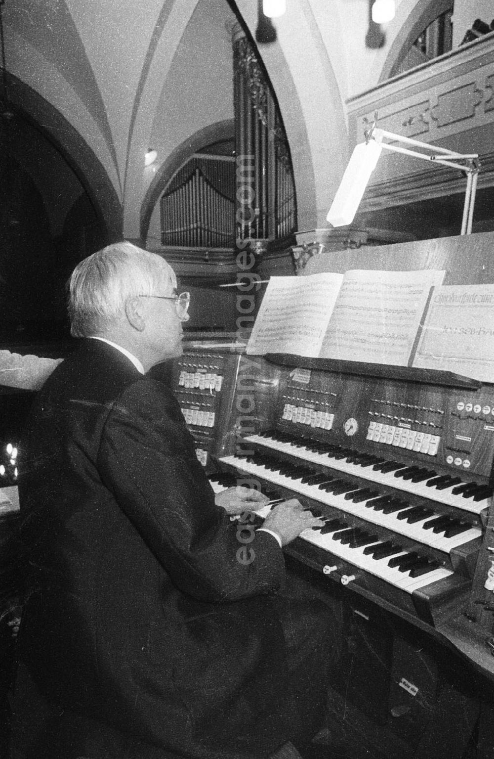 GDR image archive: Thüringen-Weimar - Weimar Herderkirche: Bundespostminister beim Orgelkonzert 5.11.9