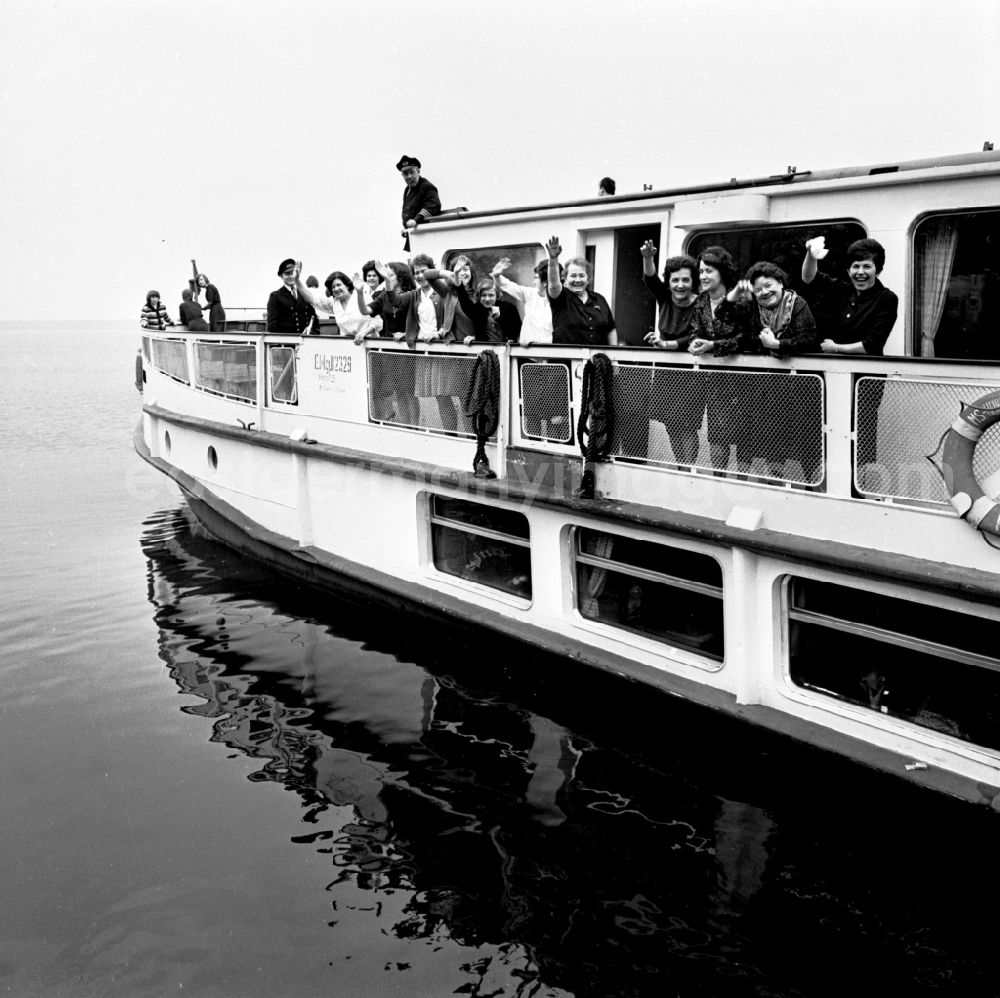 GDR image archive: Berlin - Event on the passenger ship Weisse Flotte excursion steamer Heinrich Mann in the district of Treptow in Berlin, the former capital of the GDR, German Democratic Republic
