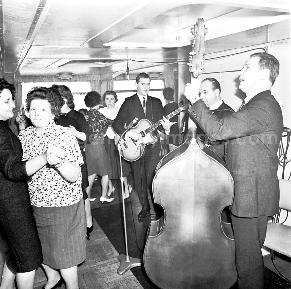 GDR image archive: Berlin - Leisure time fun and dance event on the passenger ship Weisse Flotte excursion steamer Heinrich Mann in the district Treptow in Berlin, the former capital of the GDR, German Democratic Republic