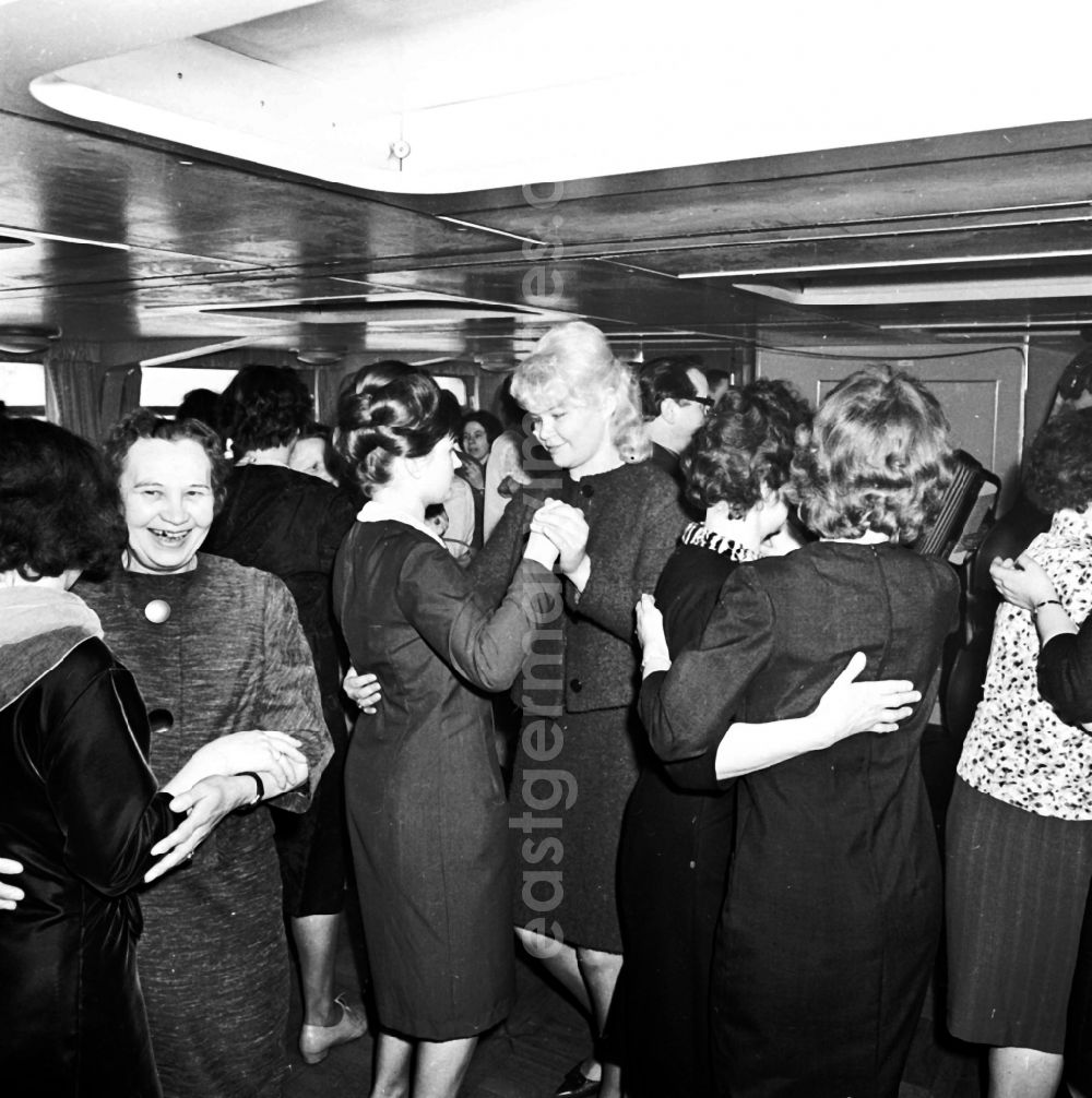 GDR image archive: Berlin - Leisure time fun and dance event on the passenger ship Weisse Flotte excursion steamer Heinrich Mann in the district Treptow in Berlin, the former capital of the GDR, German Democratic Republic