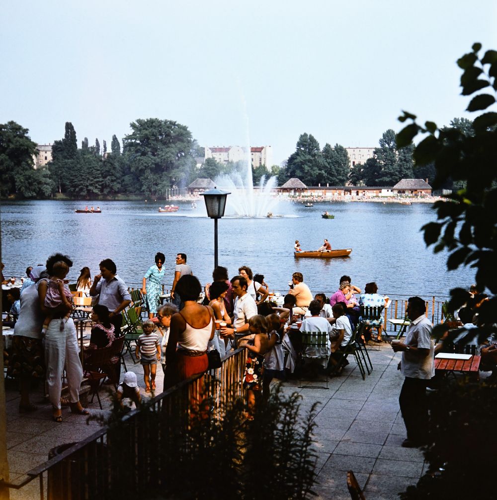 GDR photo archive: Berlin - Visitors at the Café Milchhaeuschen in Berlin Weissensee, Eastberlin on the territory of the former GDR, German Democratic Republic
