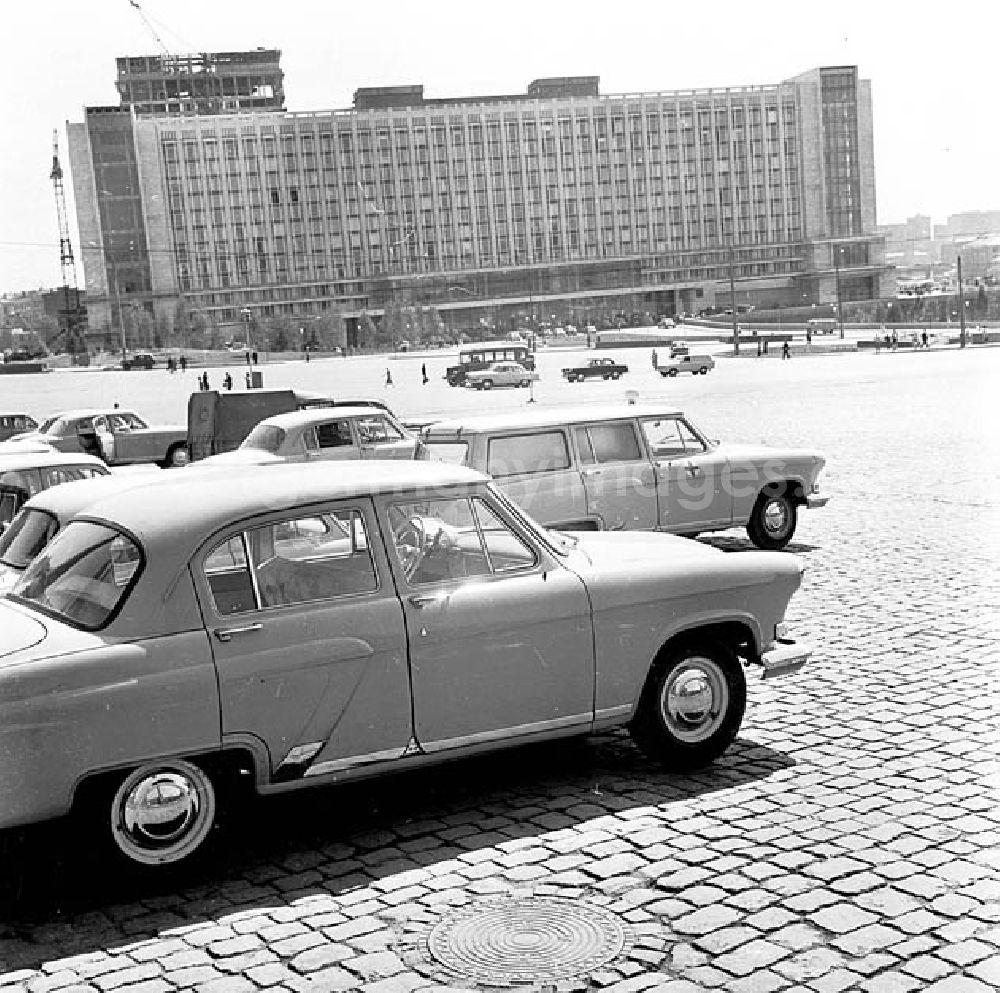 GDR picture archive: - Reproduktionen aus Moskau. Autos parken auf Parkplatz vor dem Weißen Haus.