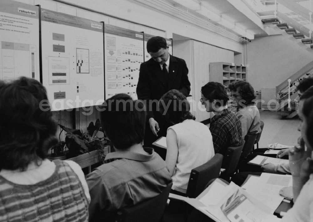 GDR image archive: Berlin - Participants in professional qualifications and further training im VEB Kombinat Robotron in the district Mitte in Berlin, the former capital of the GDR, German Democratic Republic