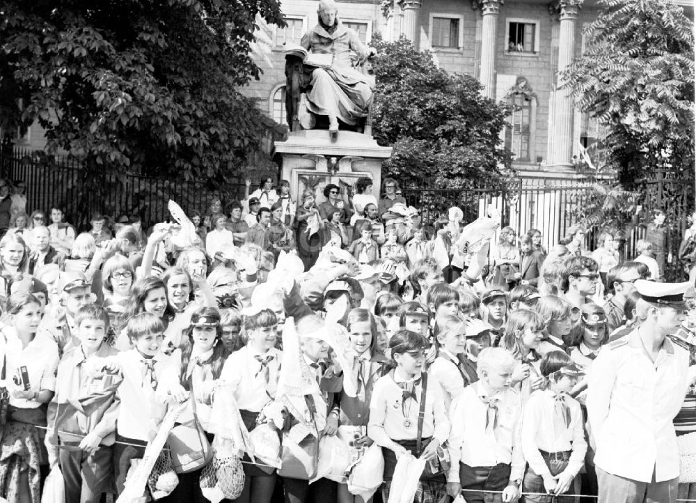 GDR picture archive: Berlin - Stellplatz, Marx-Engels-Platz in Berlin Unter den Linden.Porträs von Delegation der 1