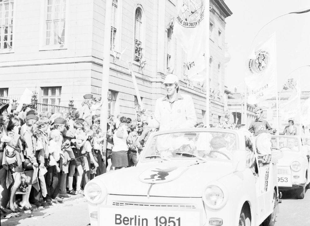 GDR image archive: Berlin - Stellplatz, Marx-Engels-Platz in Berlin Unter den Linden.Porträs von Delegation der 1