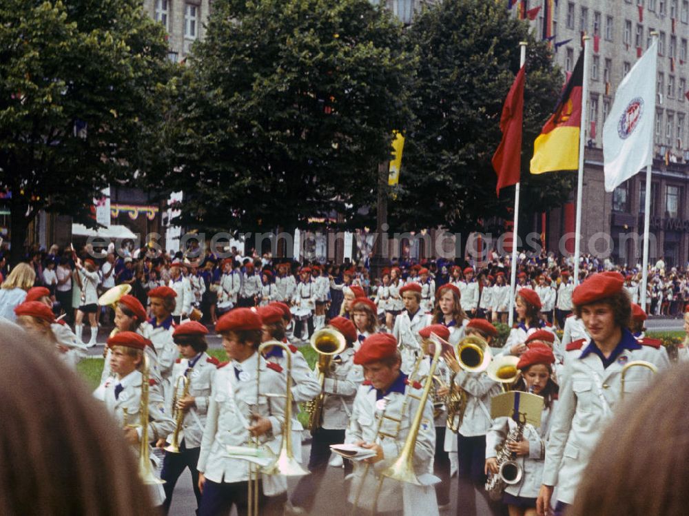 GDR photo archive: Berlin - Blaskapelle präsentiert sich beim Festumzug auf der Karl-Marx-Allee anlässlich der 1